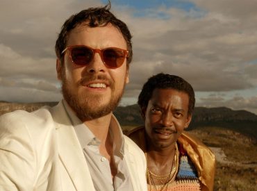 Sergio Guizé e Fabrício Boliveira em cena do filme "alem do homem"