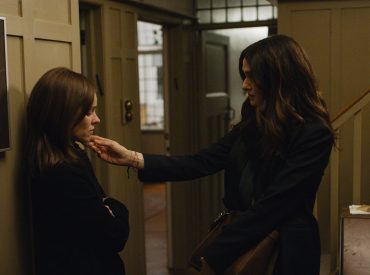 cena do filme desobediencia em que duas mulheres se olham e uma coloca a mão no queixo da outra