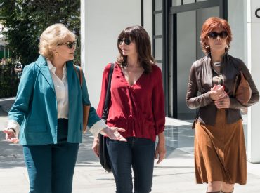 Cena do filme Do Jeito que elas querem com Candice Bergen, Mary Steenburgen e Jane Fonda andando na rua e conversando