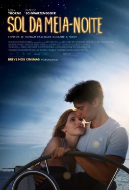 Cartaz do filme "sol da meia noite". Moça aninhada no peito de seu affair enquanto ele pilota um barco.