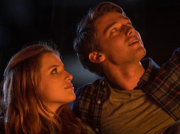 jovem casal olhando para as estrelas, trecho do filme sol da meia noite.