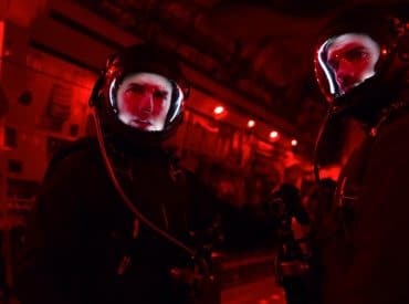 Da esquerda para a direita: Tom Cruise como Ethan Hunt e Henry Cavill como August Walker em MISSÃO IMPOSSÍVEL EFEITO FALLOUT da Paramount Pictures e Skydance.