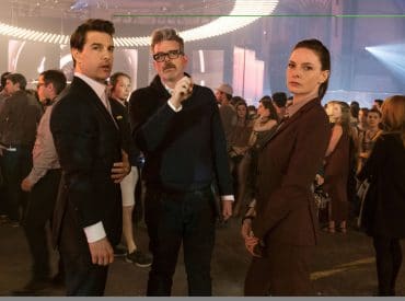 Da esquerda para a direita: Tom Cruise, diretor Christopher McQuarrie e Rebecca Ferguson no set de MISSÃO IMPOSSÍVEL EFEITO FALLOUT, da Paramount Pictures e Skydance.