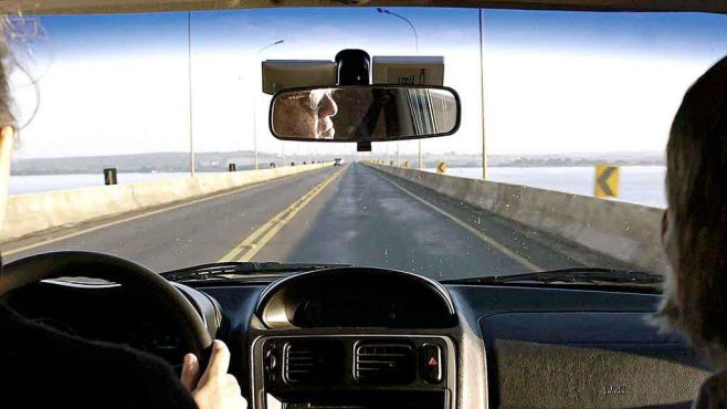Fica Goiás: cena do documentario "contruindo pontes" em que mostra uma ponte de rodovia vista de dentro do banco de trás do carro