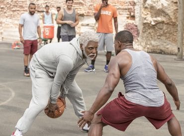 Tio Drew jogando basquete com um jovem