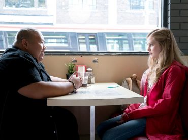 Cena do filme "Todo Dia", dois jovens em uma lanchonete