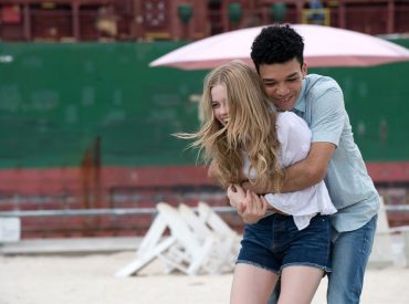 Cena do filme "Todo Dia", dois jovens se abraçando