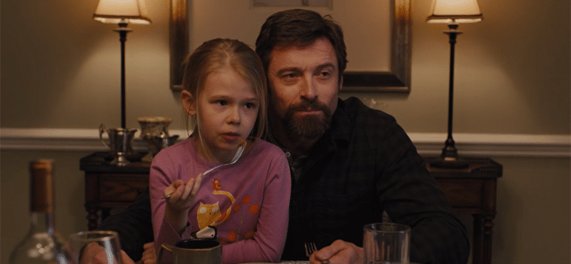 Cena do filme "Os Suspeitos" um homem e uma criança comendo à mesa