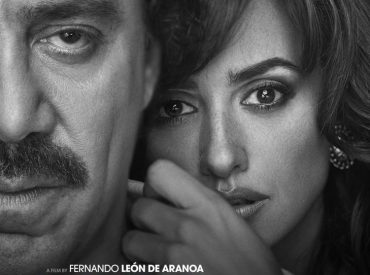 Capa divulgação do filme "Escobar, a traição". Um homem e uma mulher o abraçando por tras.