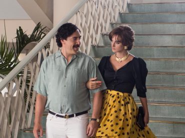 foto divulgação do filme "Escobar, a traição". Homem e mulher descendo uma escadaria bem arrumados para uma festa