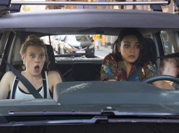 Cena do filme "Meu Ex é um Espião". Duas mulheres dentro de um carro fazendo cara de espanto, como se fossem bater em algo.