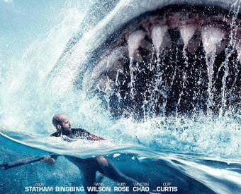 cfoto de divulgação do filme Megatubarão, com o tuburão gigante com boca aberta próximo de engolir um homem sem dificuldades