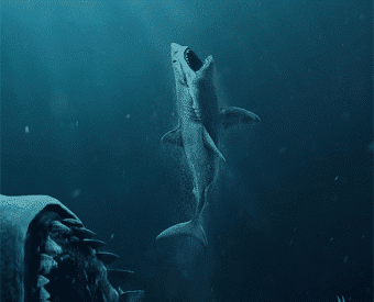 foto de divulgação do filme Megatubarão, com o tuburão gigante no fundo do mar nadando para a superfície com a boca aberta próximo de engolir um tubarão e esse, por sua vez próximo a engolir um homem