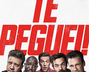 Capa de divulgação do filme "Te Peguei" com cinco homens fazendo caretas de, suspeitos ou assustados.