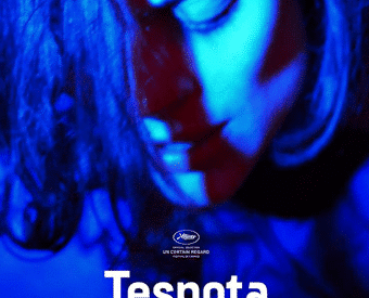 Capa de divulgação do filme "Tesnota". Mulher jovem com os cabelos escondendo a metade do rosto