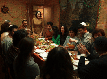 Foto divulgação do filme "Tesnota". Famílua grande reunida em um banquete