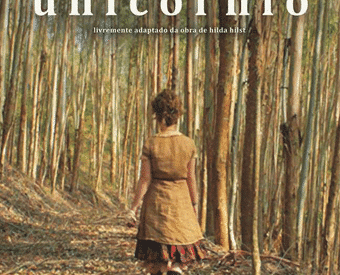 Capa de divulgação do filme "Unicórnio". Uma menina de costas, seguindo por uma estrada cheia de grandes árvores de tronco fino.