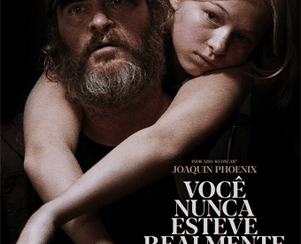 capa de divulgação do filme "Você Nunca Esteve Realmente Aqui" com um homem carregando uma menina nas costas