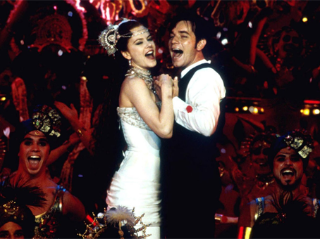 Nicole Kidman e Ewan McGregor atuando no musical Moulin Rouge