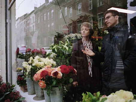 foto divulgação do filme Hannah. Homem e mulher refletidos em uma vitrine de uma floricultura