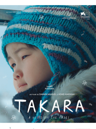 poster divulgação do filme "Takara a noite em que nadei". Menininho oriental com roupas para frio intenso, dentro de um transporte público com a cabeça encostada no vidro, observando a neve.