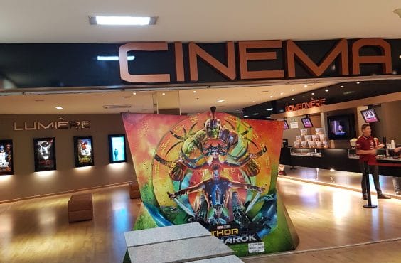 Fachada do Cinema Lumière Banana Shopping
